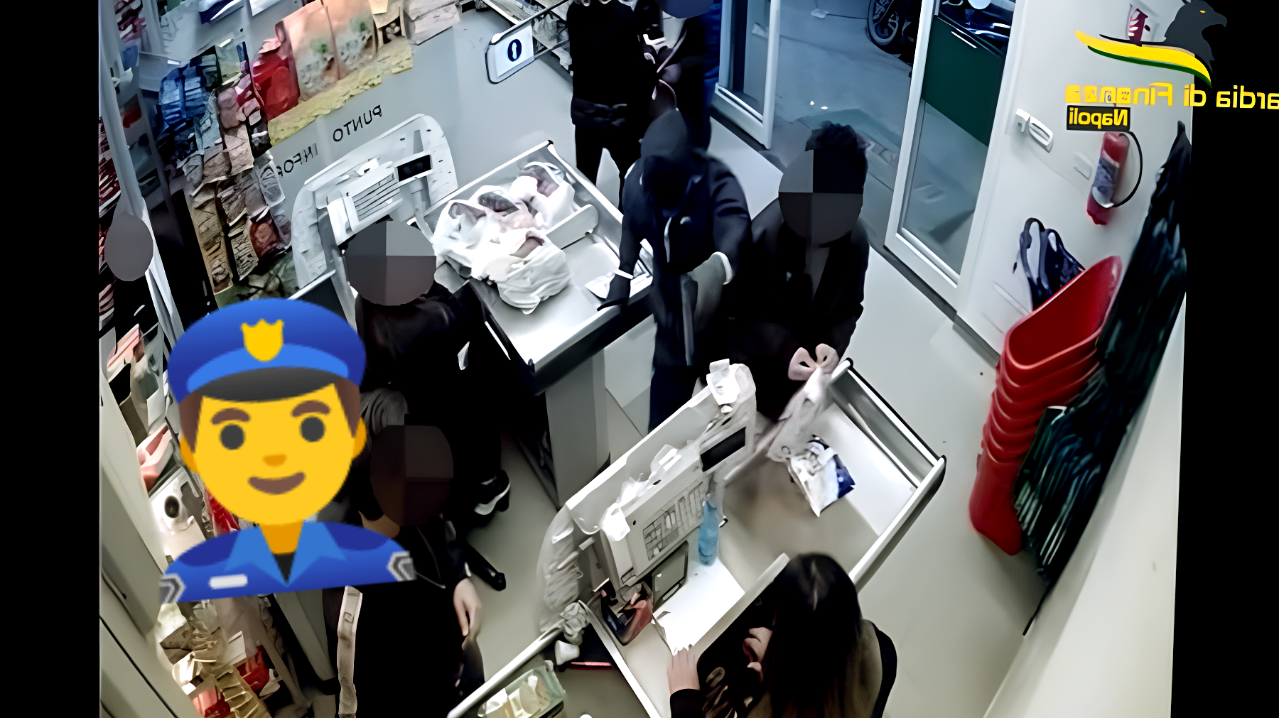 Eroe in divisa: finanziere affronta rapinatore armato e salva il supermercato - Le immagini sono da brivido